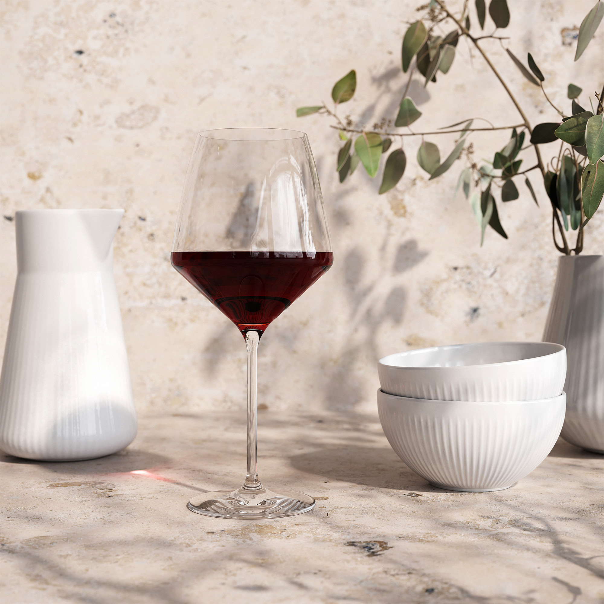 541201_887263_Legio_nova_red_white_wine_glass_bowls_filled_closeup2