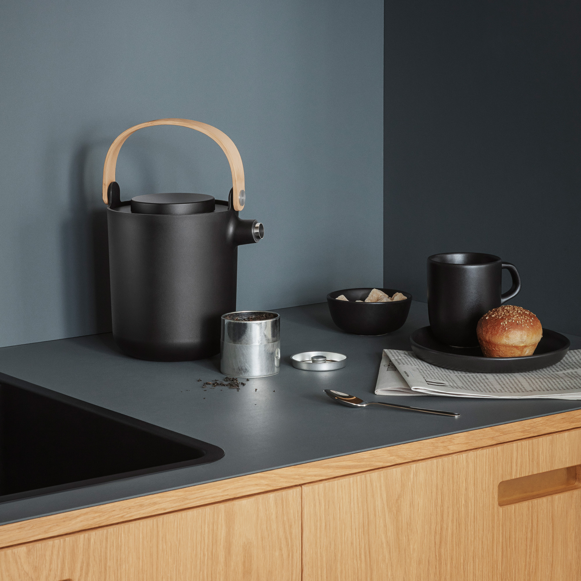 520439_502788_502789_Eva_Solo_Nordic_k_tea_vacuum_cup_plate_black_p