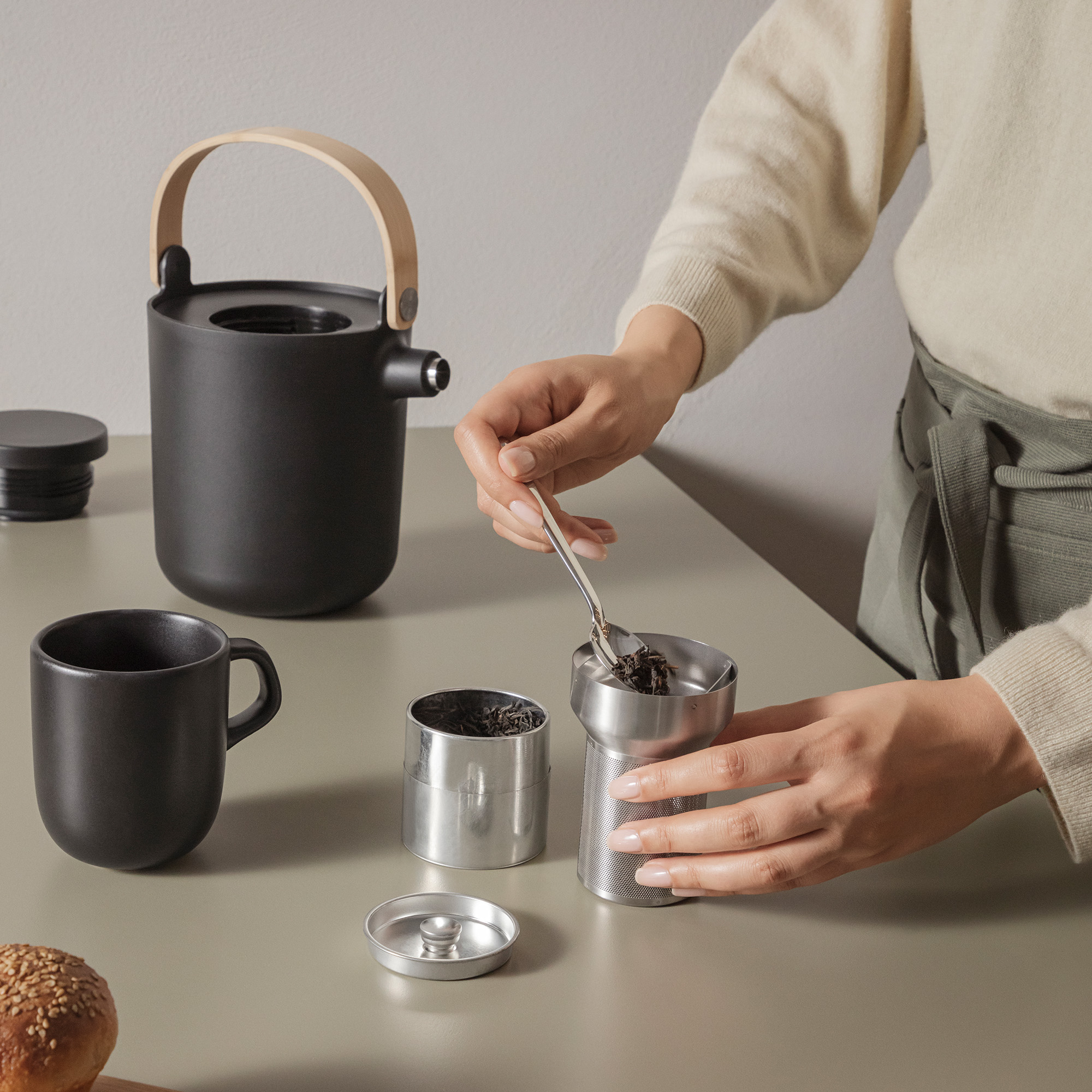 520439_502788_Eva_Solo_Nordic_k_tea_vacuum_cup_black_with_hand_filter_p