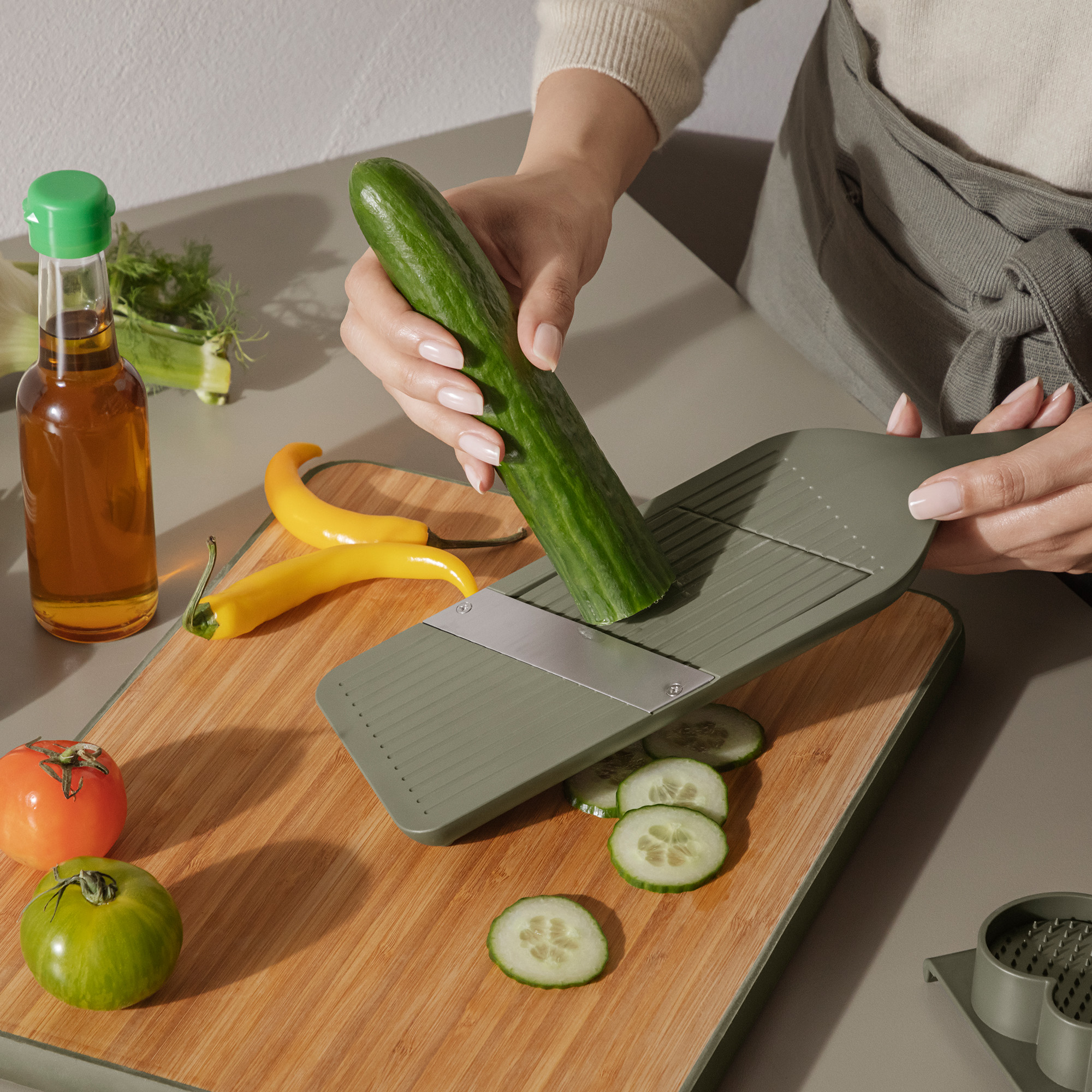 531536_Eva_Solo_Green_tools_Mandolin_slicer_table_with_hand_l