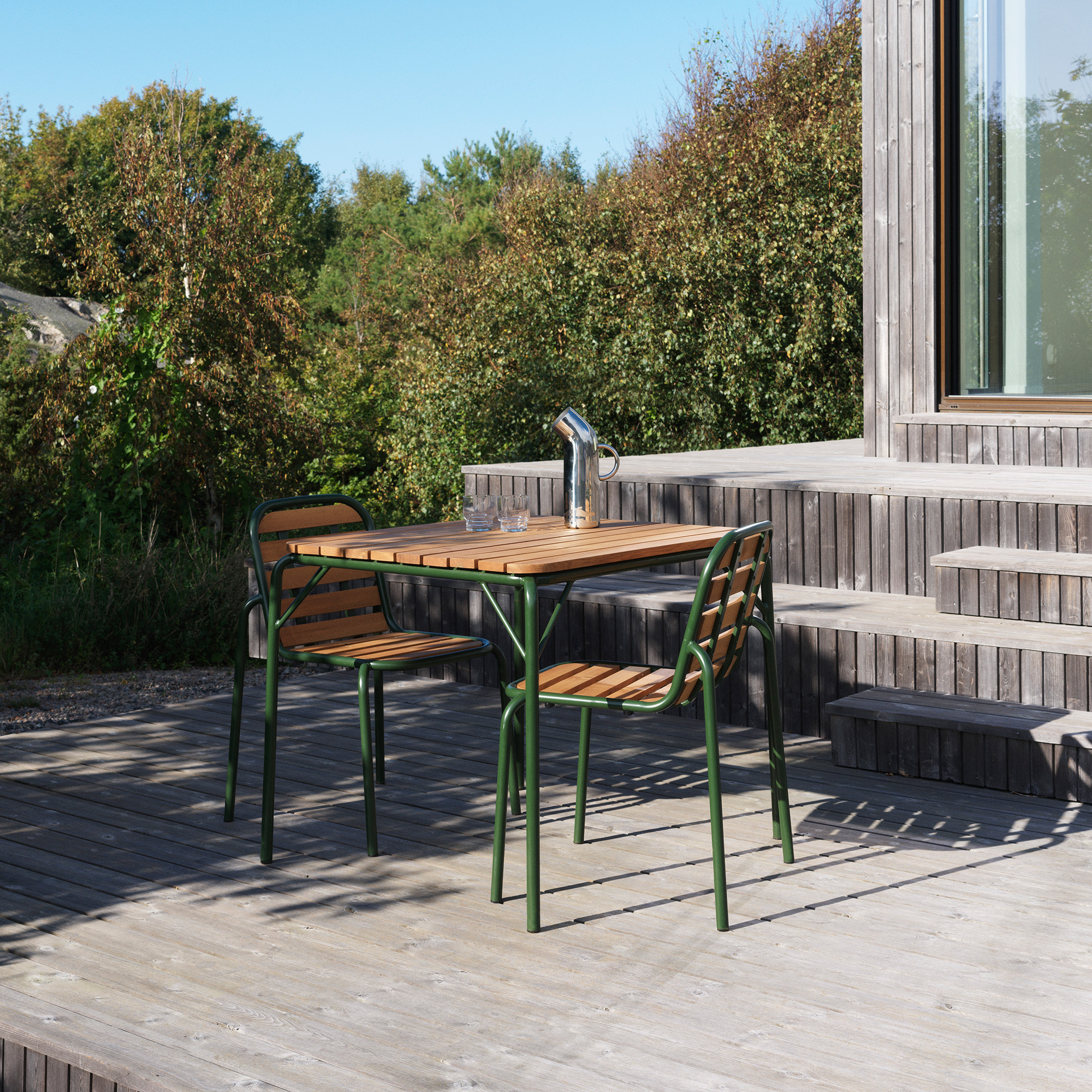 2023_Vig_Chair_Robinia_Dark_Green_Vig_Table_90x80cm_Robinia_Dark_Green_Pipe_Pitcher