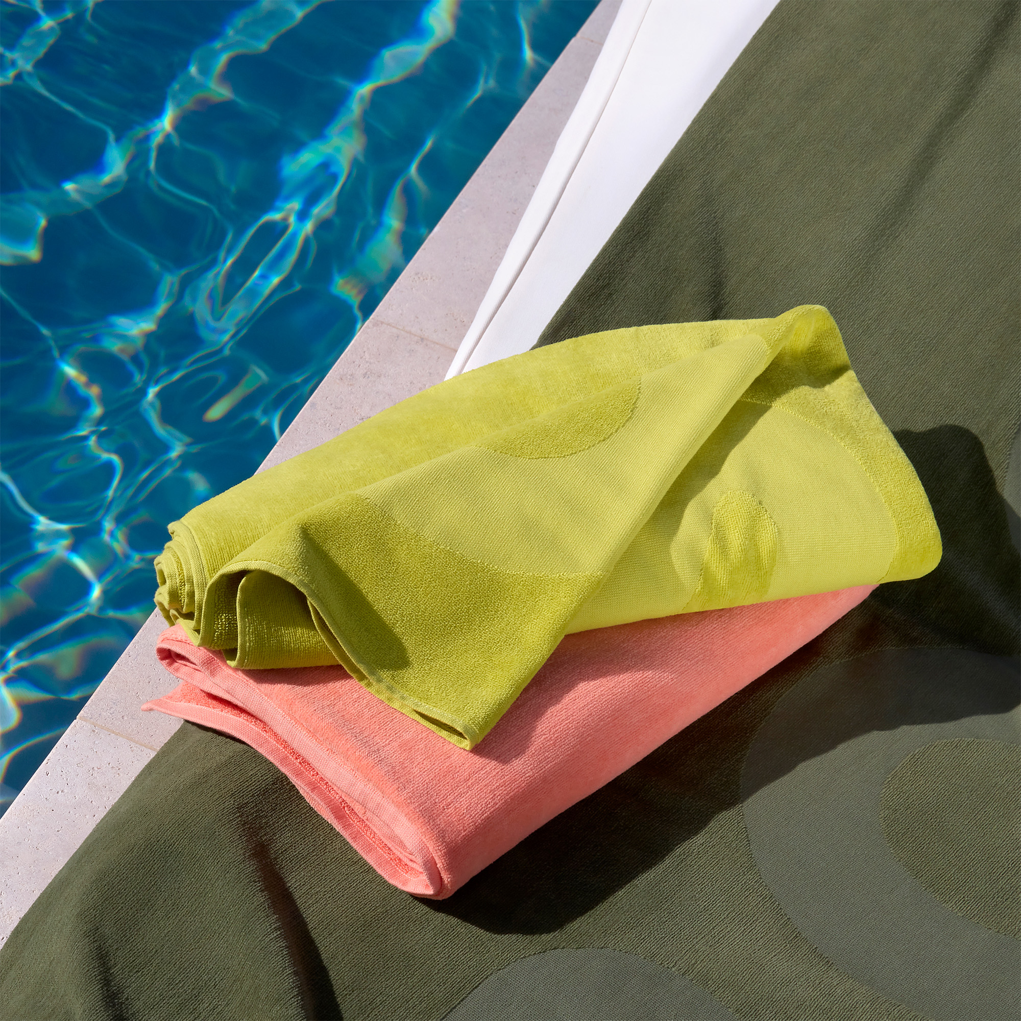 Beach towel ZUMA Peach Olive Pistachio - Lifestyle - Boss Home - HB_PE25_ZUMA_Olive_Drap_Plage_Ambiance HB_PE25_ZUMA_Pistache_Peach_Drap_Plage_Ambiance - 2