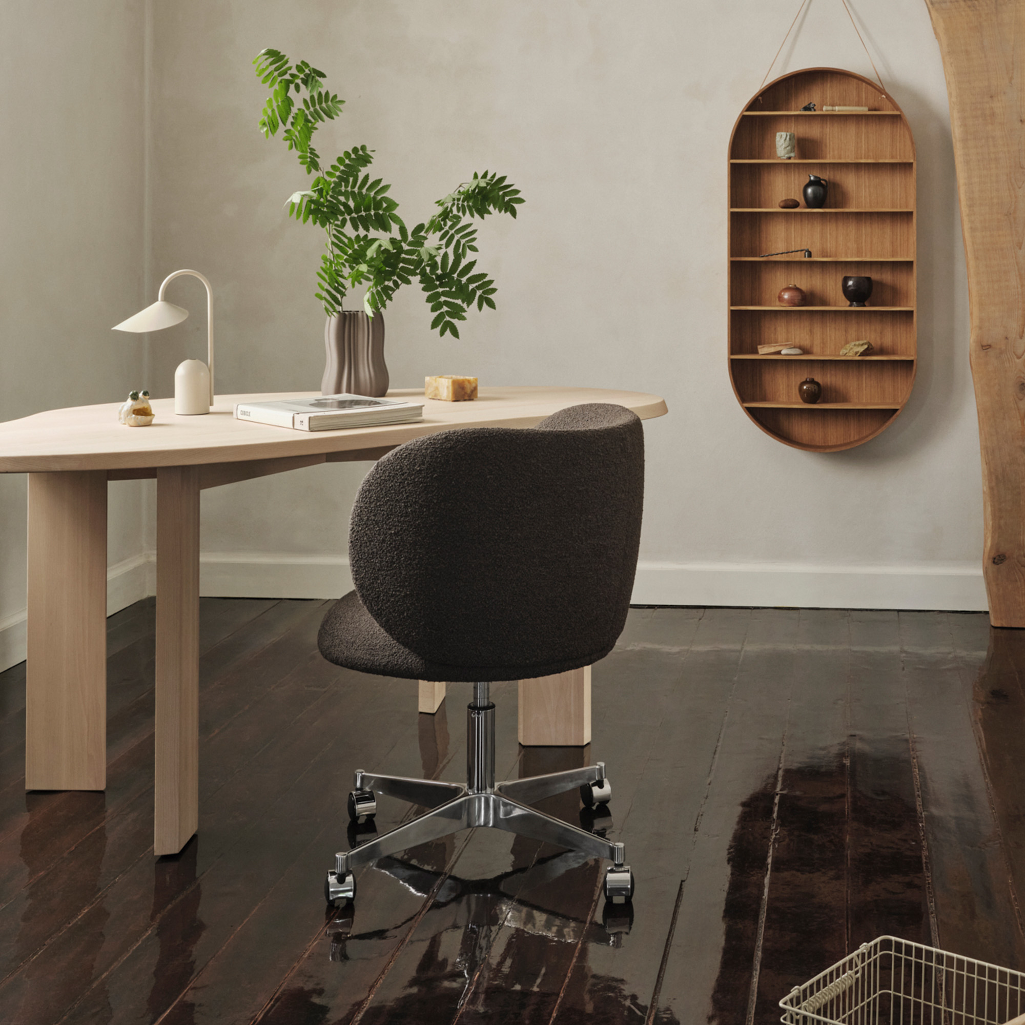 fermLIVING_AW24_TarnDesk_WhiteOiledBeech_1104270011_RicoMeetingChair_Chrome_SoftBouclé_DarkBrown_1104270258_1104270515_1104270516_OvalDorm_SmokedOak_1104270279