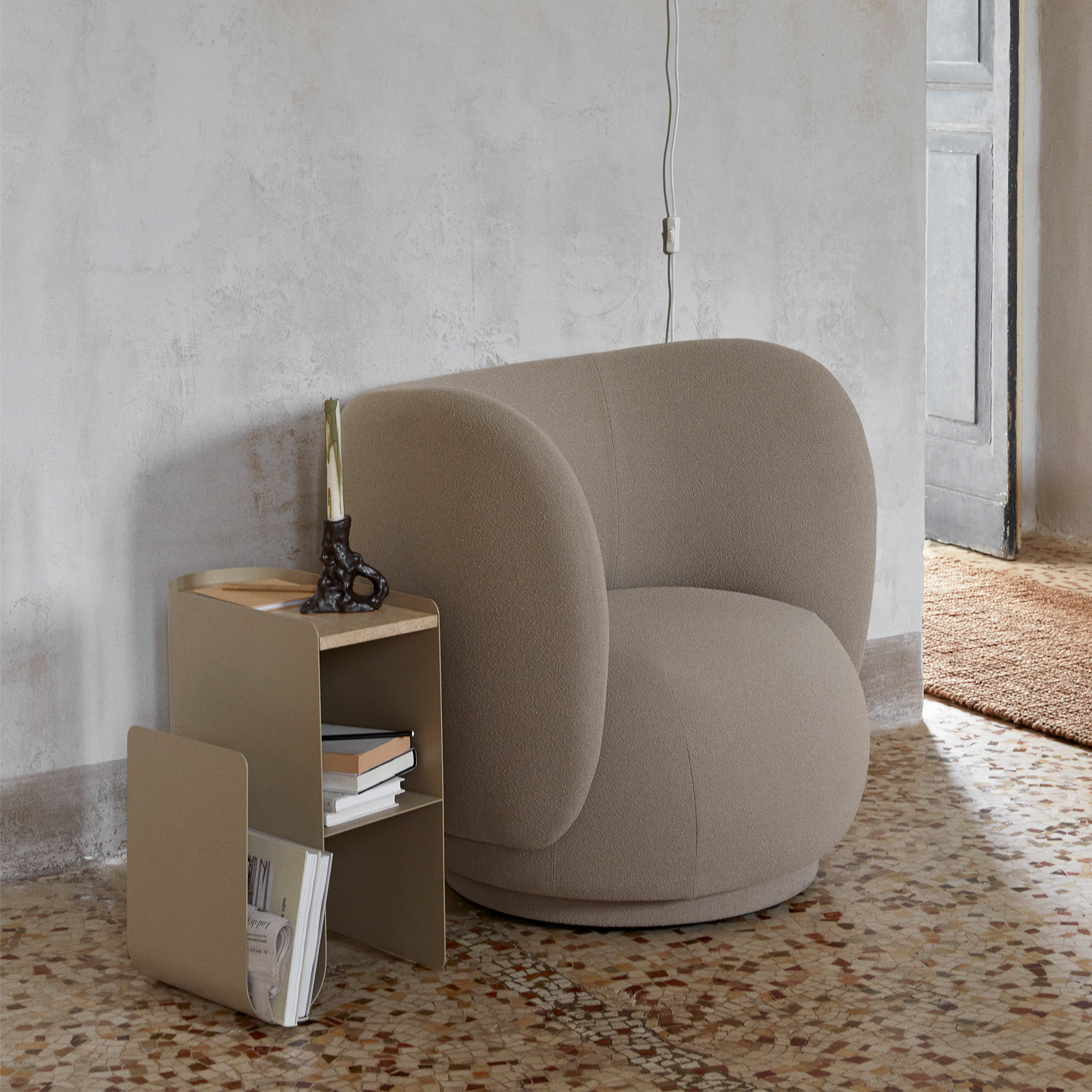 fermLIVING_SS23_VaultSideTable_1104267283_RicoLoungeChair_1104267276_ArumWallSconce_1104266373_1104266376_image_01