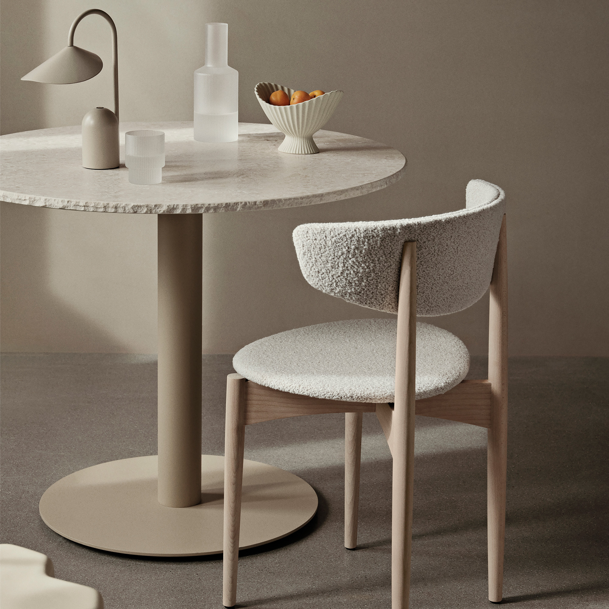 fermLIVING_SS24_MineralDiningTable_BiancoCuriaCashmere_1104267565_FountainBowl_19_Off-white_1104269013_HermanDiningChairWood_WhiteOiledBeech_SoftBoucléOff-whiteSand_1104269392_1
