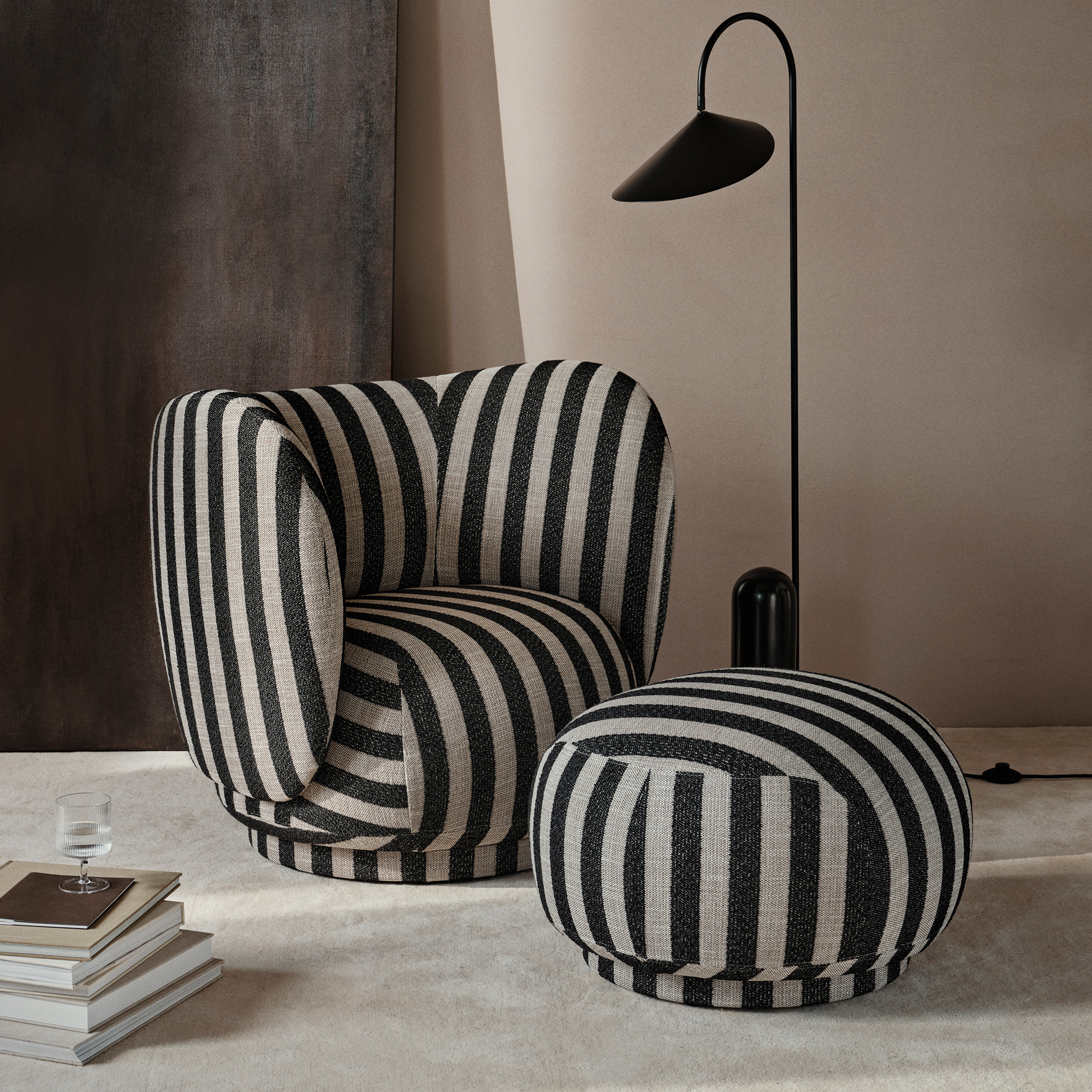fermLIVING_SS24_RicoLoungeChair_Louisiana_1104264563_1104265738_1104265735_1104268946_RicoPouf_Louisiana_1104266165_1104268621_1104266285_01