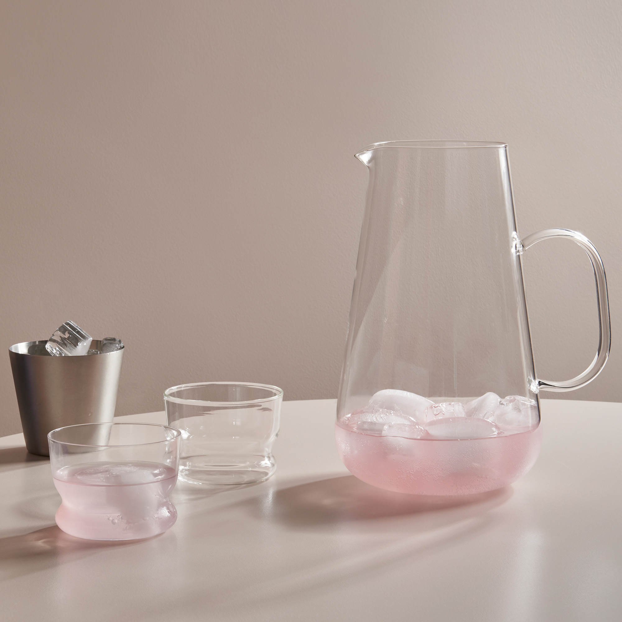 7092510_7092509_7082504_Viva_Highball_ DOF_Jug_Kosta_Boda_Matti_Klenell_ENV_2024_01_3x2
