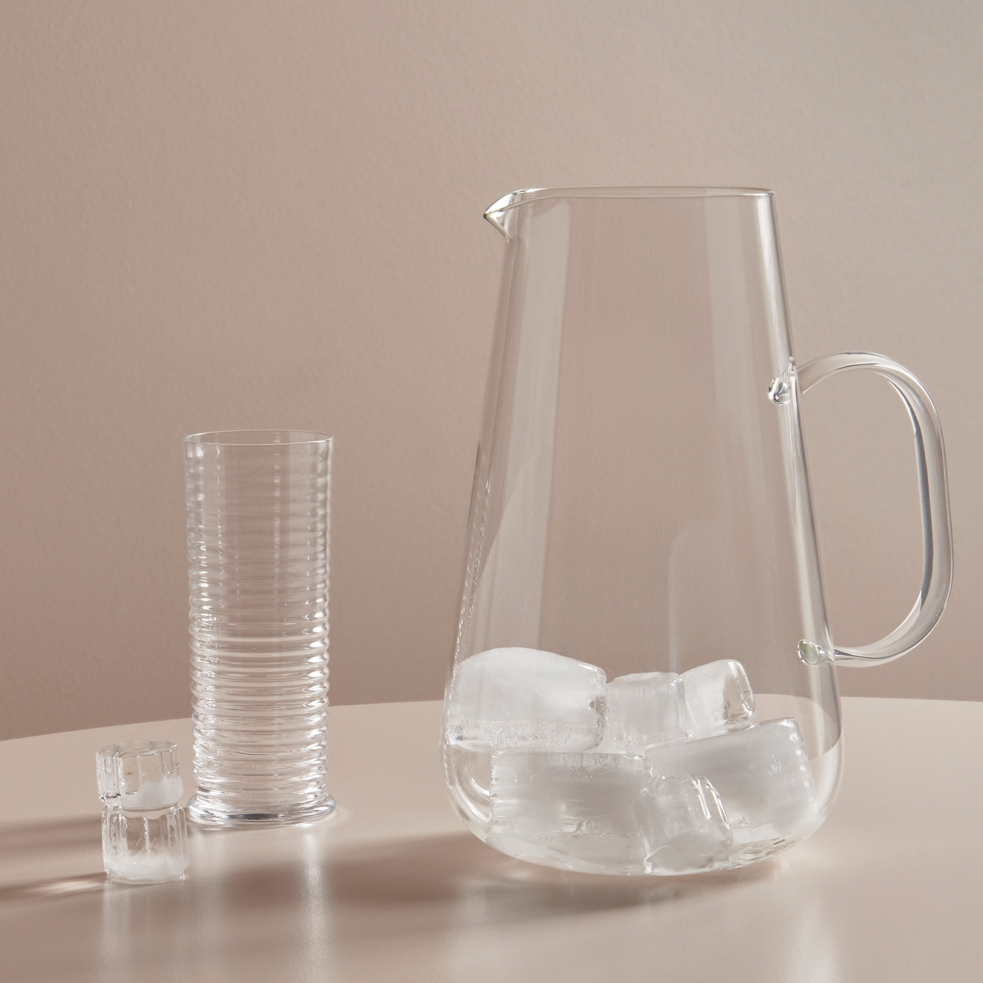 7092510_7092509_7082504_Viva_Highball_ DOF_Jug_Kosta_Boda_Matti_Klenell_ENV_2024_03_3x4