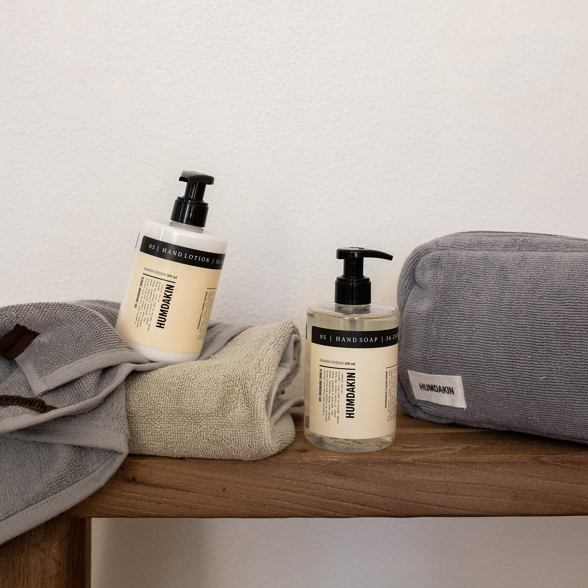 Humdakin_SKU383_05HandSoap_SKU384_05HandLotion_SKU588_TerryHandTowel_LightStone_SKU574_TerryToiletryBag_Stone_SKU582_TerryToiletryBag_Stone__B