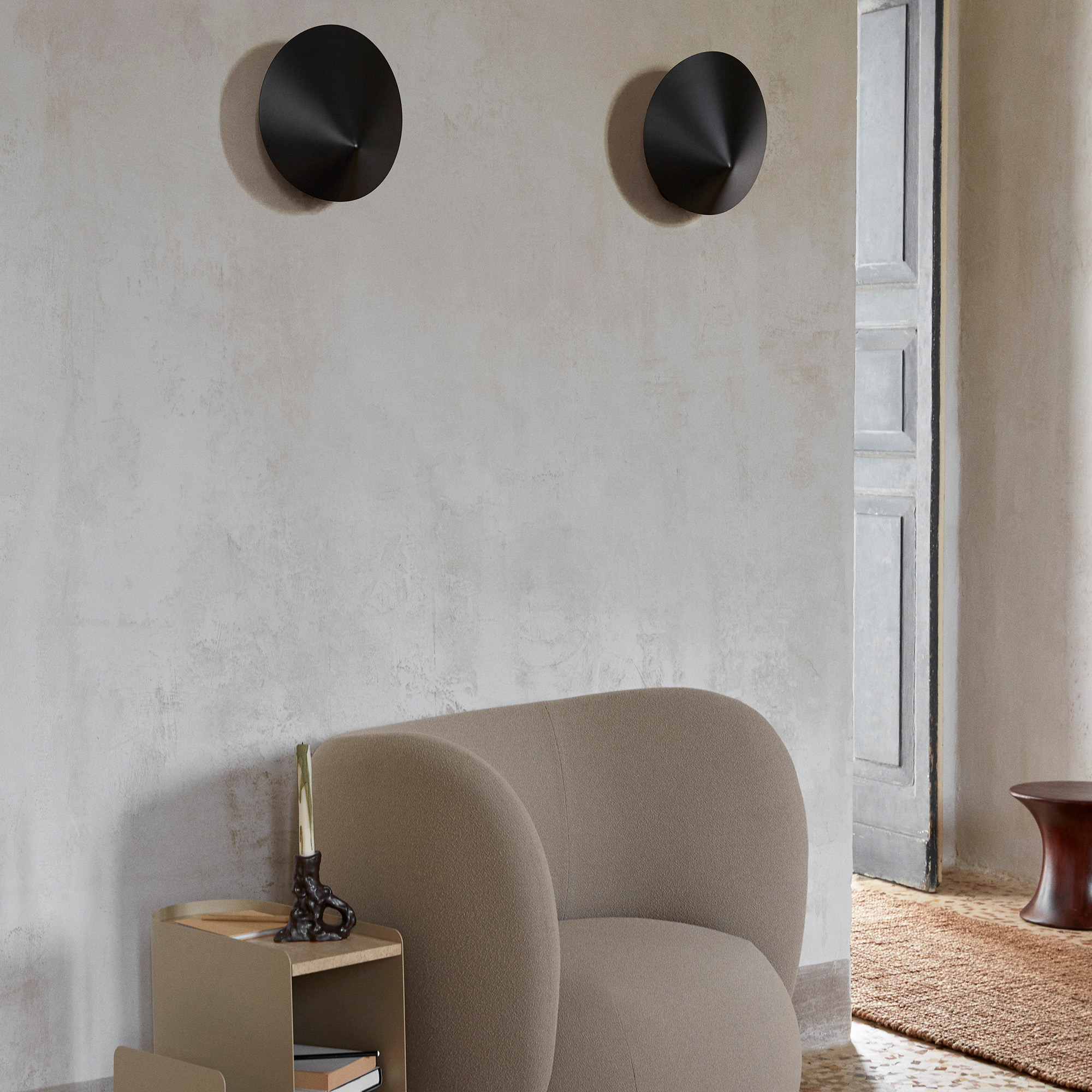 fermLIVING_SS23_VaultSideTable_1104267283_RicoLoungeChair_1104267276_ArumWallSconce_1104266372_1104266375_image_01