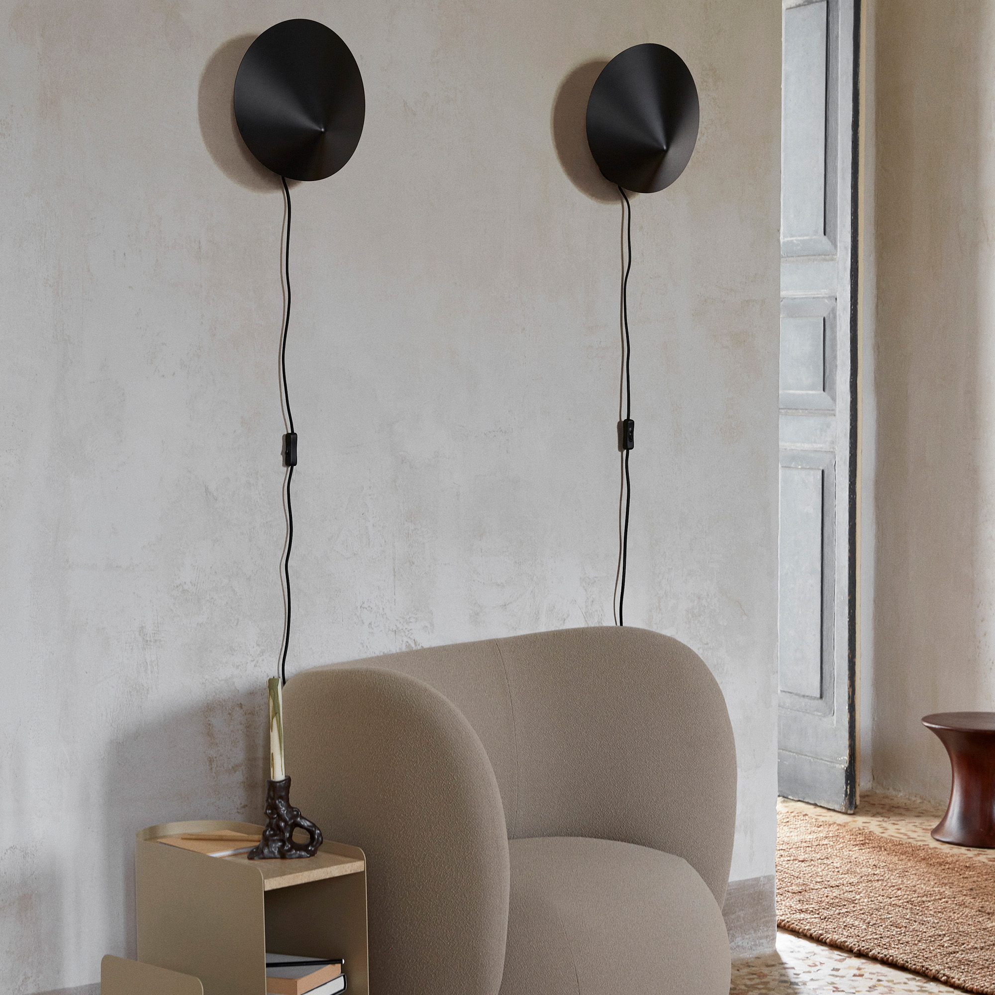 fermLIVING_SS23_VaultSideTable_1104267283_RicoLoungeChair_1104267276_ArumWallSconce_1104266372_1104266375_image_02