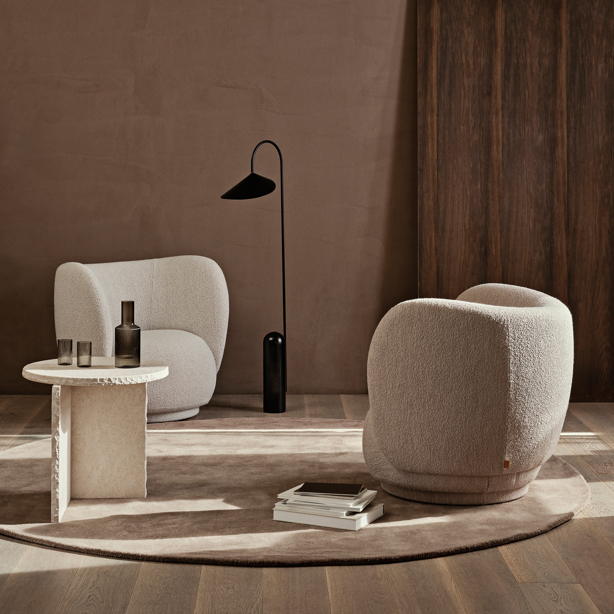 fermLIVING_SS24_RicoLoungeChair_SoftBoucléOff-whiteSand_1104269433_1104269382_1104269590_StilleTuftedRug_240_AshBrown_1104268599_01