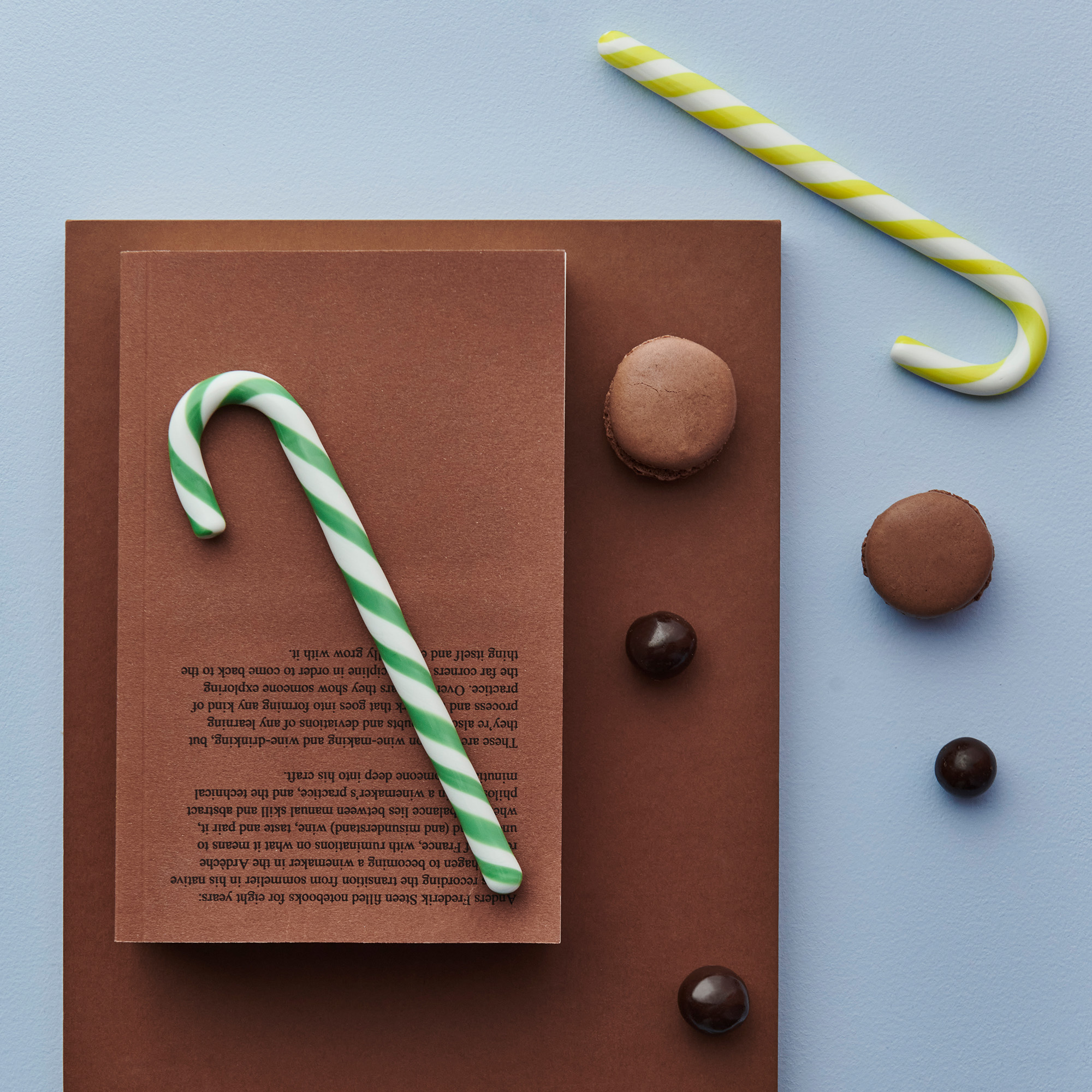 7092420_7092426_Polka_Candy_Cane_white_green_yellow_170mm_Kosta_Boda_ENV_3x4