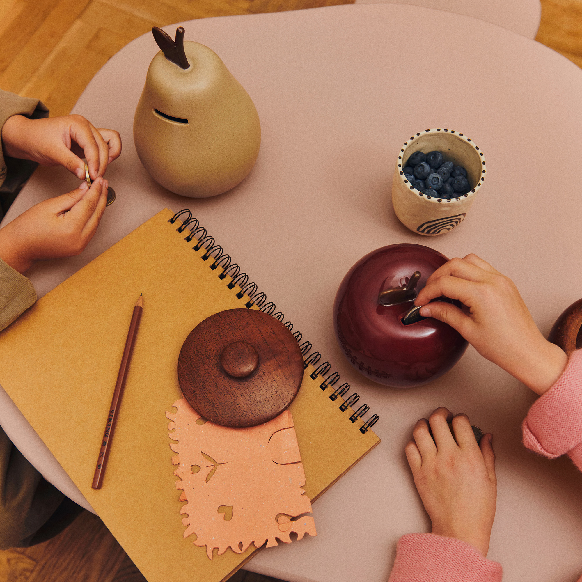 FermLiving_AW25_PearMoneyBank_Cashmere_1104272011_AppleMoneyBank_DeepRed_1104272012_SlopeTable_Rose_1104272432_SlopeStool_Rose_1104272431