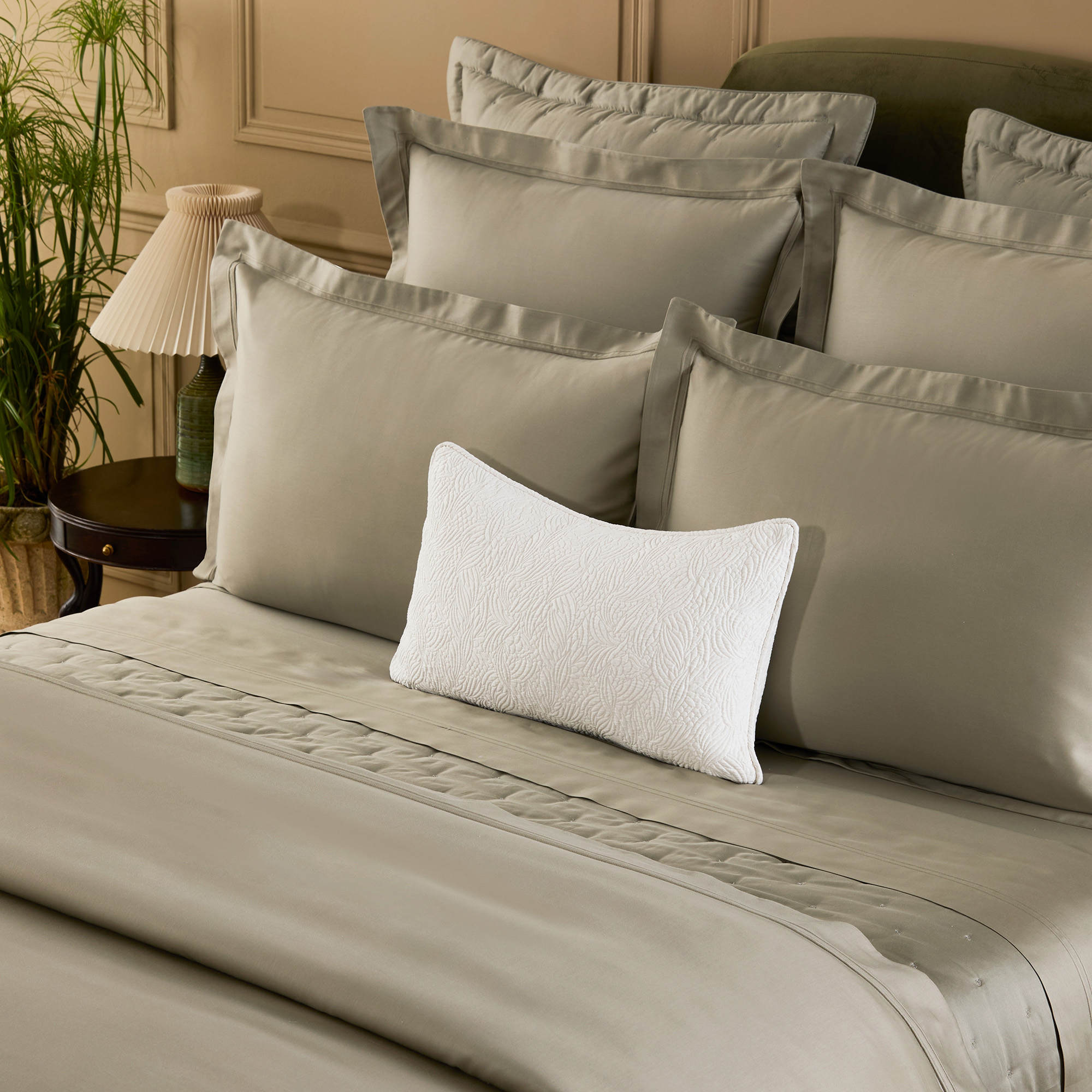 Ergonomic pillow case 46x66 cm TRIOMPHE Kaki - Yves Delorme - yves-delorme-taie-ergo-kaki-triomphe-pe26-3152204496848_packshot-front-full_11_3