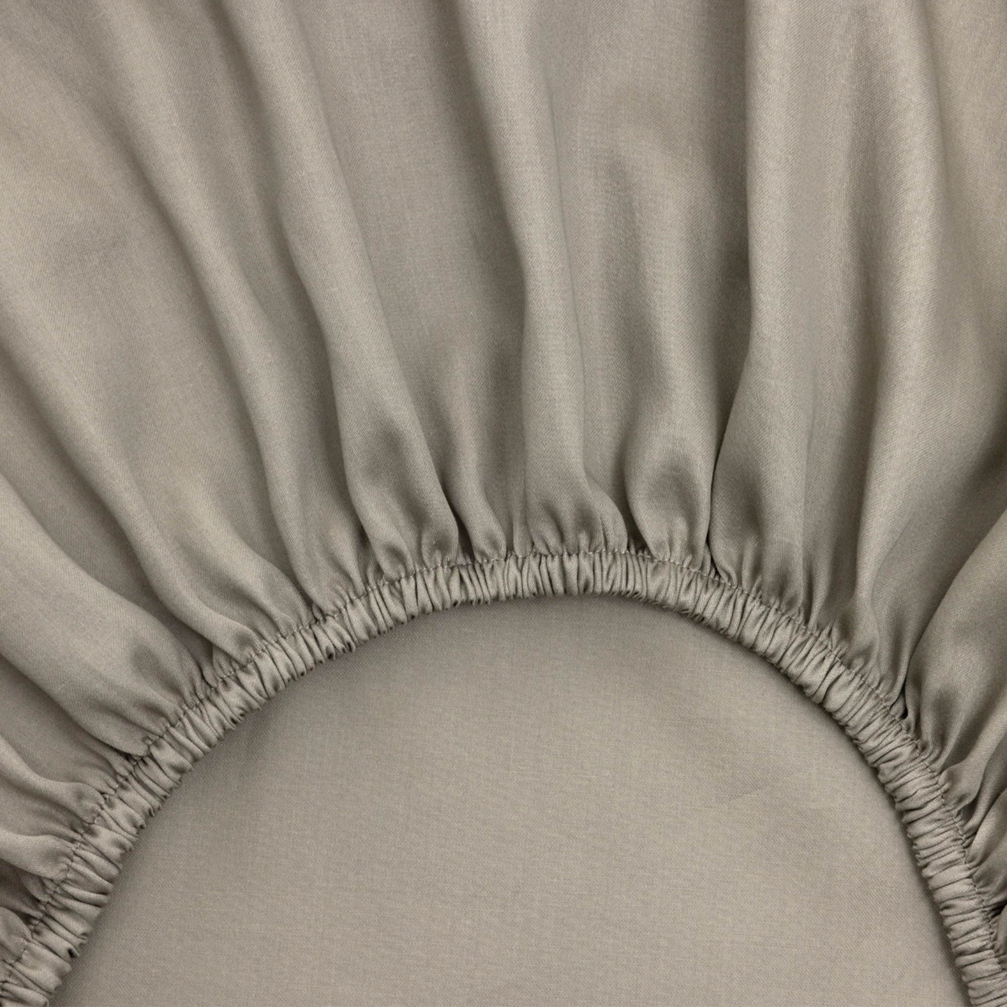 Fitted sheet TRIOMPHE Kaki - Yves Delorme - yves-delorme-drap-housse-kaki-triomphe-pe26-3152204496213_packshot-side-crop_11_2